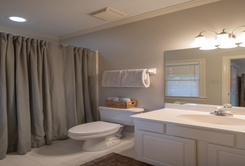 525 RIENZI DR, Memphis, Tennessee 38103, 2 Bedrooms Bedrooms, 5 Rooms Rooms,2.1 BathroomsBathrooms,Rental Properties,For Sale,RIENZI,10220801