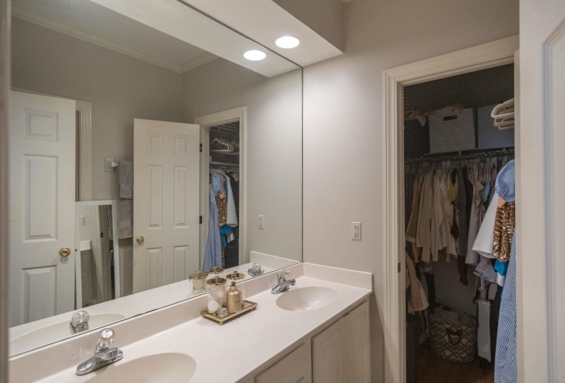 525 RIENZI DR, Memphis, Tennessee 38103, 2 Bedrooms Bedrooms, 5 Rooms Rooms,2.1 BathroomsBathrooms,Rental Properties,For Sale,RIENZI,10220801