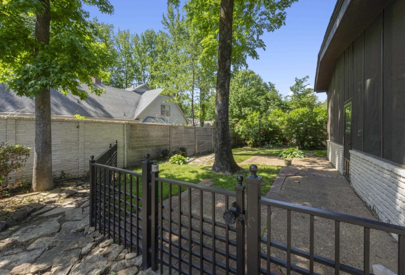 8449 LANSINGWOOD CV, Germantown, Tennessee 38139, 4 Bedroom Bedrooms, 1 Room Rooms,4.2 BathroomBathrooms,Residential,For Sale,LANSINGWOOD,0,10220804