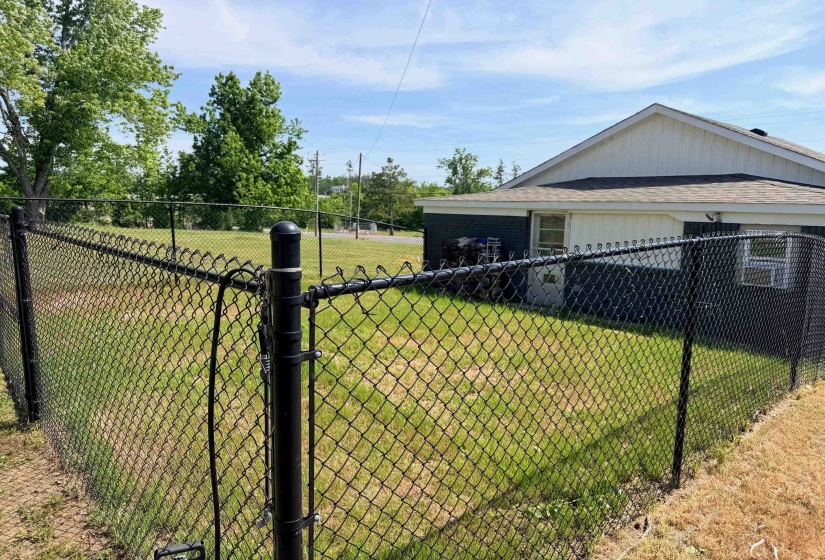 819 MAPLE ST, Adamsville, Tennessee 38310, 1 Bedroom Bedrooms, 7 Room Rooms,1.1 BathroomBathrooms,Residential,For Sale,MAPLE,0,10220857