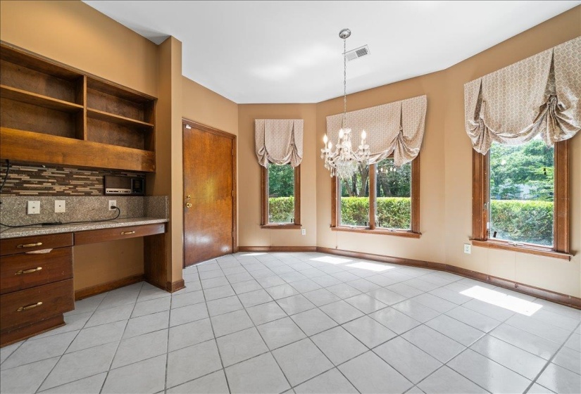 5992 MANOR CV, Memphis, Tennessee 38120, 6 Bedrooms Bedrooms, 12 Rooms Rooms,4 BathroomsBathrooms,Residential,For Sale,MANOR,10220862