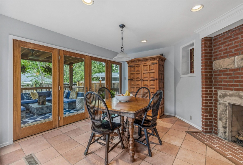 1620 CARR AVE, Memphis, Tennessee 38104, 4 Bedrooms Bedrooms, 8 Rooms Rooms,2.1 BathroomsBathrooms,Residential,For Sale,CARR,10220869
