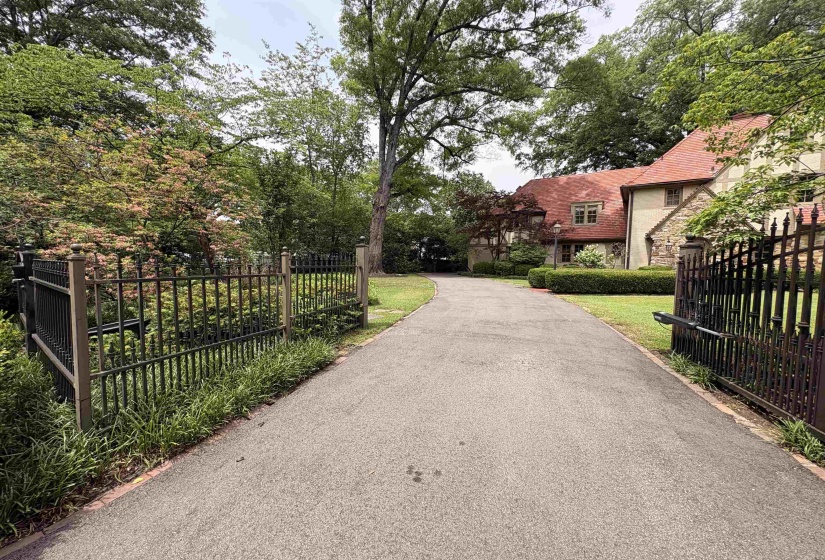 55 ST ANDREWS FWY, Memphis, Tennessee 38111, 5 Bedrooms Bedrooms, 10 Rooms Rooms,4.1 BathroomsBathrooms,Rental Properties,For Sale,ST ANDREWS,10220877