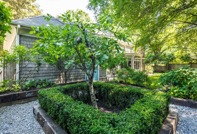 175 WARING RD, Memphis, Tennessee 38117, 5 Bedroom Bedrooms, 11 Room Rooms,6.1 BathroomBathrooms,Residential,For Sale,WARING,0,10220874