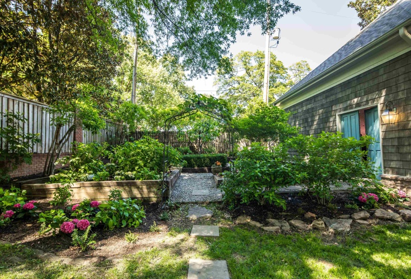 175 WARING RD, Memphis, Tennessee 38117, 5 Bedroom Bedrooms, 11 Room Rooms,6.1 BathroomBathrooms,Residential,For Sale,WARING,0,10220874