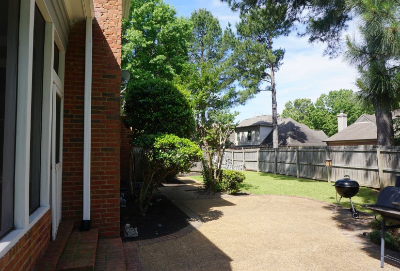 1389 CEDAR HOLLOW DR, Memphis, Tennessee 38016, 4 Bedroom Bedrooms, 8 Room Rooms,2.1 BathroomBathrooms,Residential,For Sale,CEDAR HOLLOW,0,10220878