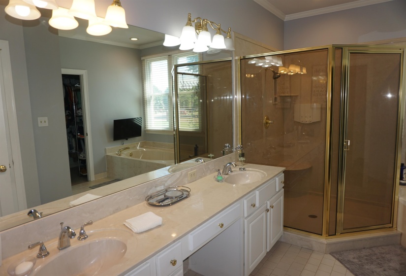 1389 CEDAR HOLLOW DR, Memphis, Tennessee 38016, 4 Bedroom Bedrooms, 8 Room Rooms,2.1 BathroomBathrooms,Residential,For Sale,CEDAR HOLLOW,0,10220878
