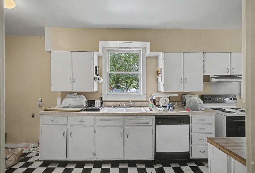 790 COLONIAL RD, Memphis, Tennessee 38117, 4 Bedrooms Bedrooms, 8 Rooms Rooms,1.1 BathroomsBathrooms,Residential,For Sale,COLONIAL,10220894