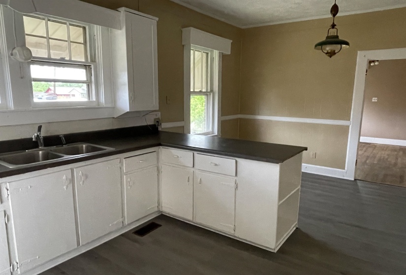 332 PHARR AVE, Selmer, Tennessee 38375, 5 Bedroom Bedrooms, 10 Room Rooms,2 BathroomBathrooms,Residential,For Sale,PHARR,0,10220961