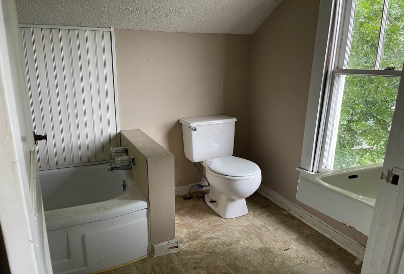 332 PHARR AVE, Selmer, Tennessee 38375, 5 Bedroom Bedrooms, 10 Room Rooms,2 BathroomBathrooms,Residential,For Sale,PHARR,0,10220961