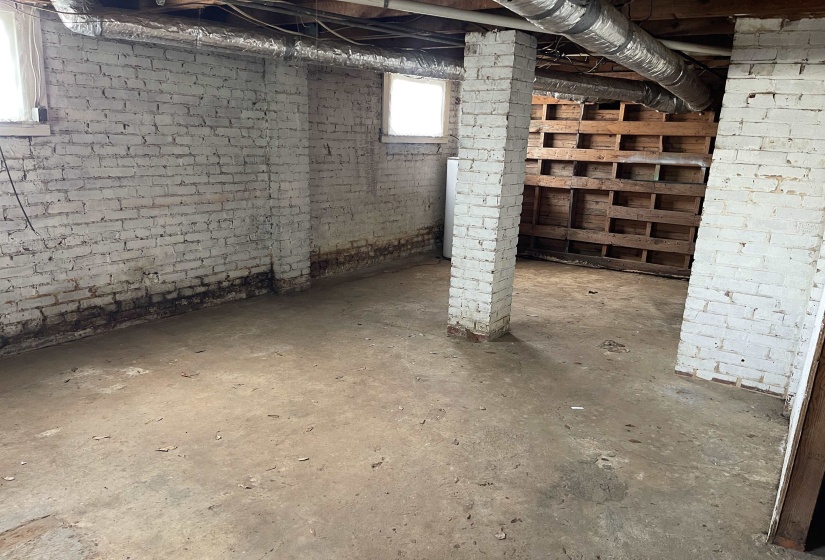 332 PHARR AVE, Selmer, Tennessee 38375, 5 Bedroom Bedrooms, 10 Room Rooms,2 BathroomBathrooms,Residential,For Sale,PHARR,0,10220961