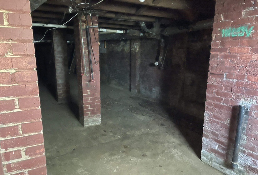 332 PHARR AVE, Selmer, Tennessee 38375, 5 Bedroom Bedrooms, 10 Room Rooms,2 BathroomBathrooms,Residential,For Sale,PHARR,0,10220961