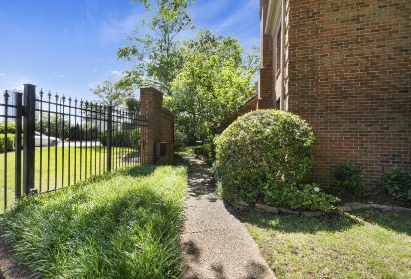 493 RACQUET CLUB PL, Memphis, Tennessee 38117, 2 Bedroom Bedrooms, 5 Room Rooms,2.1 BathroomBathrooms,Residential,For Sale,RACQUET CLUB,0,10221005