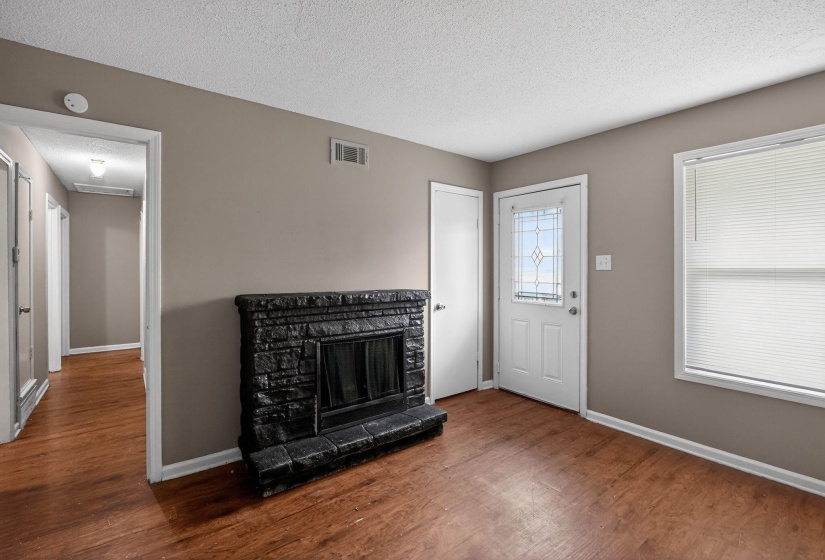 3731 SKYLARK DR, Memphis, Tennessee 38109, 5 Bedroom Bedrooms, 5 Room Rooms,1 BathroomBathrooms,Residential,For Sale,SKYLARK,0,10221027