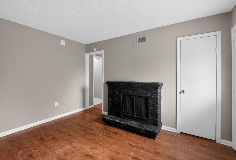 3731 SKYLARK DR, Memphis, Tennessee 38109, 5 Bedroom Bedrooms, 5 Room Rooms,1 BathroomBathrooms,Residential,For Sale,SKYLARK,0,10221027