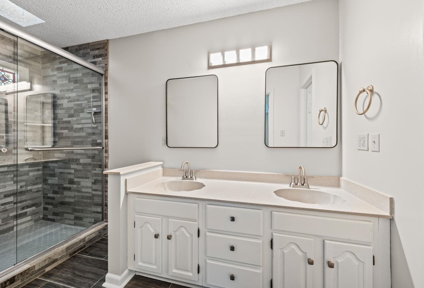 4071 CEDAR POINT RD, Lakeland, Tennessee 38002, 4 Bedrooms Bedrooms, 10 Rooms Rooms,3 BathroomsBathrooms,Residential,For Sale,CEDAR POINT,10221071