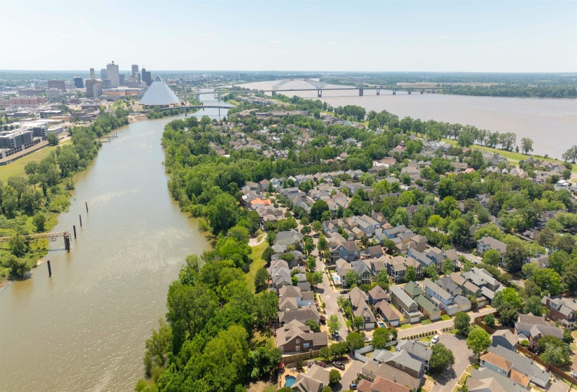 1016 RIVER LANDING DR, Memphis, Tennessee 38103, 3 Bedroom Bedrooms, 6 Room Rooms,2.1 BathroomBathrooms,Residential,For Sale,RIVER LANDING,0,10221094