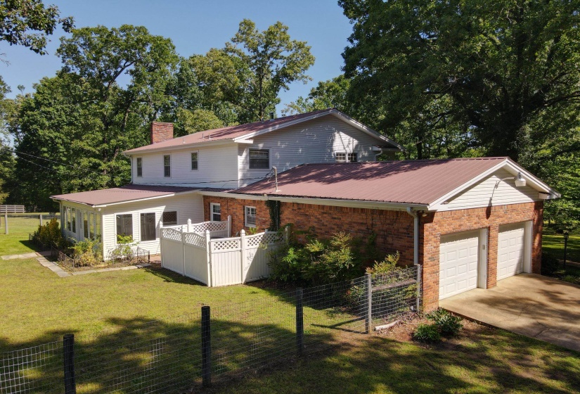 19785 69 HWY, Savannah, Tennessee 38372, 4 Bedroom Bedrooms, 9 Room Rooms,3.2 BathroomBathrooms,Residential,For Sale,69,0,10221103