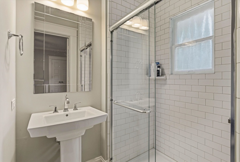 341 STONEWALL ST, Memphis, Tennessee 38112, 4 Bedrooms Bedrooms, 8 Rooms Rooms,3.1 BathroomsBathrooms,Residential,For Sale,STONEWALL,10221152