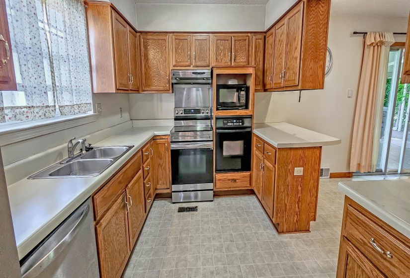 1794 GLENVIEW AVE, Memphis, Tennessee 38114, 3 Bedrooms Bedrooms, 6 Rooms Rooms,2 BathroomsBathrooms,Residential,For Sale,GLENVIEW,10221215