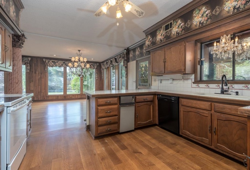 8643 POPLAR PIKE, Germantown, Tennessee 38138, 5 Bedrooms Bedrooms, 11 Rooms Rooms,3 BathroomsBathrooms,Residential,For Sale,POPLAR,10221221