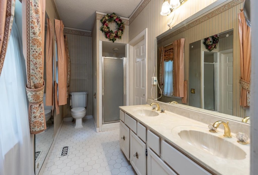 8643 POPLAR PIKE, Germantown, Tennessee 38138, 5 Bedrooms Bedrooms, 11 Rooms Rooms,3 BathroomsBathrooms,Residential,For Sale,POPLAR,10221221