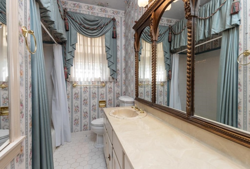 8643 POPLAR PIKE, Germantown, Tennessee 38138, 5 Bedrooms Bedrooms, 11 Rooms Rooms,3 BathroomsBathrooms,Residential,For Sale,POPLAR,10221221