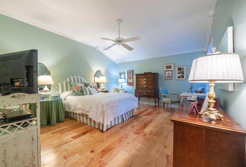 Vaulted ceiling with crown molding