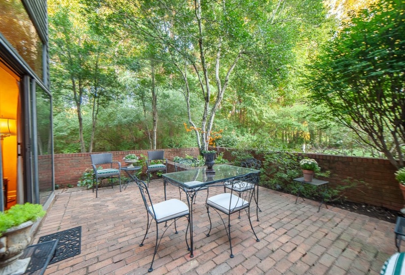 728 EVENTIDE DR, Memphis, Tennessee 38120, 3 Bedrooms Bedrooms, 7 Rooms Rooms,2.1 BathroomsBathrooms,Residential,For Sale,EVENTIDE,10221246