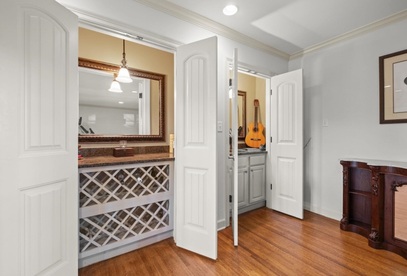 4100 POPLAR AVE, Memphis, Tennessee 38117, 3 Bedrooms Bedrooms, 7 Rooms Rooms,3.1 BathroomsBathrooms,Residential,For Sale,POPLAR,10221323