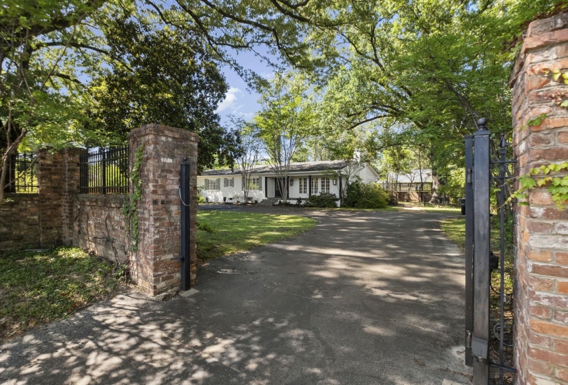 4100 POPLAR AVE, Memphis, Tennessee 38117, 3 Bedrooms Bedrooms, 7 Rooms Rooms,3.1 BathroomsBathrooms,Residential,For Sale,POPLAR,10221323