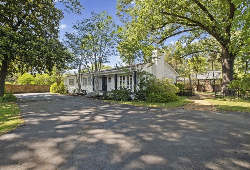 4100 POPLAR AVE, Memphis, Tennessee 38117, 3 Bedrooms Bedrooms, 7 Rooms Rooms,3.1 BathroomsBathrooms,Residential,For Sale,POPLAR,10221323