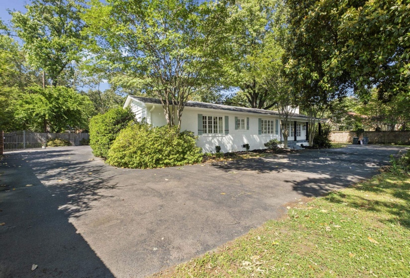 4100 POPLAR AVE, Memphis, Tennessee 38117, 3 Bedrooms Bedrooms, 7 Rooms Rooms,3.1 BathroomsBathrooms,Residential,For Sale,POPLAR,10221323