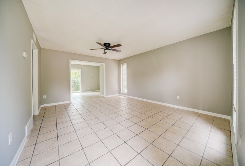 Unfurnished room featuring light tile patterned floors and ceiling fan