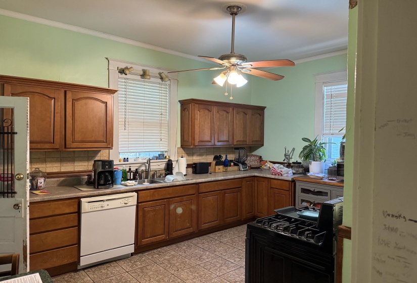 1911 JEFFERSON AVE, Memphis, Tennessee 38104, 2 Bedrooms Bedrooms, 6 Rooms Rooms,2 BathroomsBathrooms,Residential,For Sale,JEFFERSON,10221391