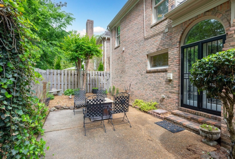 6611 RUE BEAUMONDE DR, Memphis, Tennessee 38120, 4 Bedrooms Bedrooms, 8 Rooms Rooms,2.1 BathroomsBathrooms,Residential,For Sale,RUE BEAUMONDE,10221423