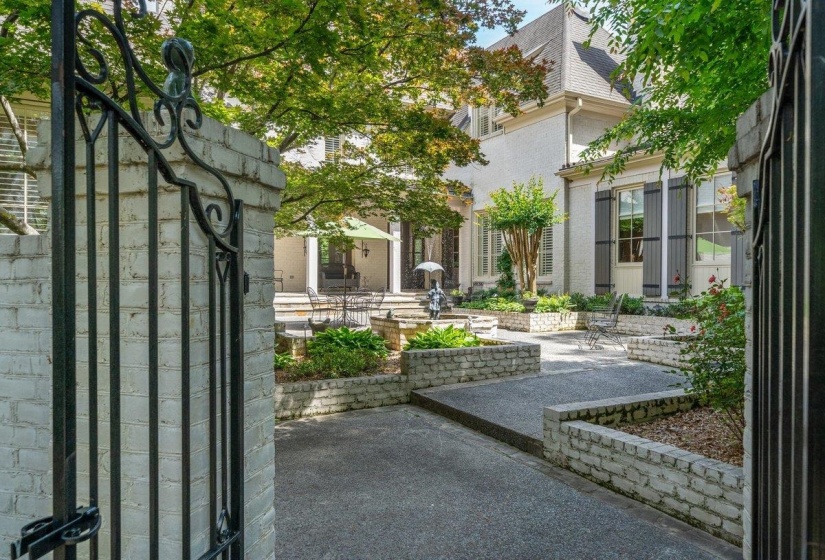 2301 CAYLORS WOODS CV, Germantown, Tennessee 38138, 5 Bedroom Bedrooms, 13 Room Rooms,6.2 BathroomBathrooms,Residential,For Sale,CAYLORS WOODS,0,10221454