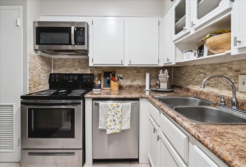3080 WALNUT GROVE RD, Memphis, Tennessee 38111, 2 Bedroom Bedrooms, 5 Room Rooms,2 BathroomBathrooms,Residential,For Sale,WALNUT GROVE,0,10221467