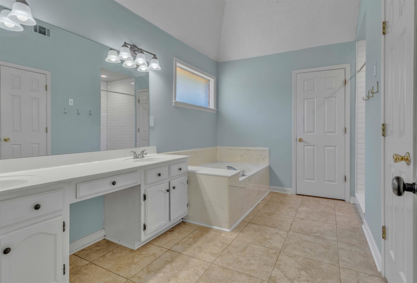 3933 OAK FOREST DR, Bartlett, Tennessee 38135, 4 Bedrooms Bedrooms, 7 Rooms Rooms,2 BathroomsBathrooms,Residential,For Sale,OAK FOREST,10221494