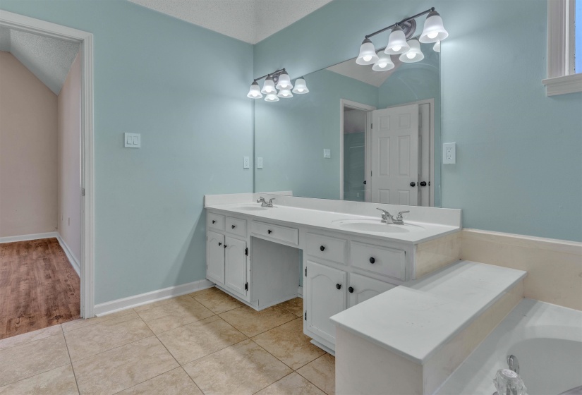 3933 OAK FOREST DR, Bartlett, Tennessee 38135, 4 Bedrooms Bedrooms, 7 Rooms Rooms,2 BathroomsBathrooms,Residential,For Sale,OAK FOREST,10221494