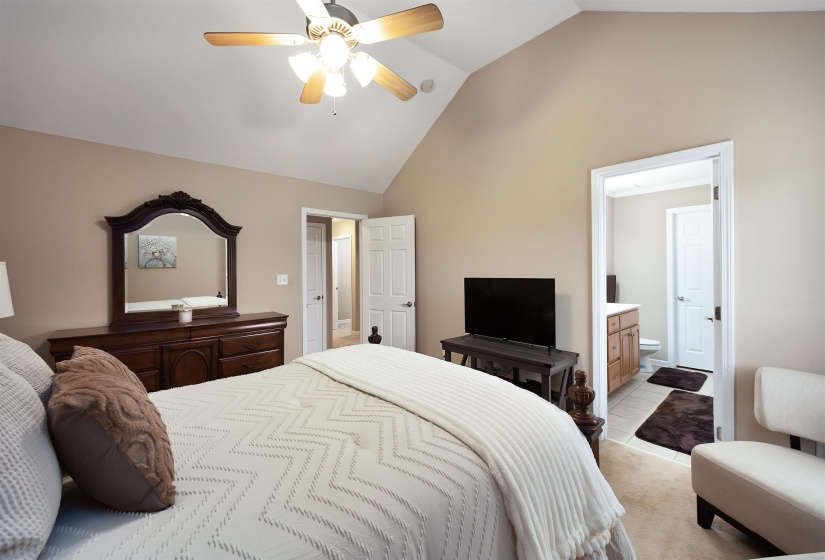 Vaulted ceiling room with ceiling fan light fixture