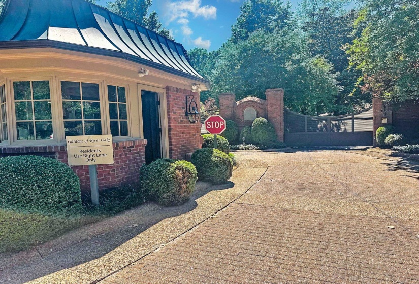 5870 GARDEN REACH CV, Memphis, Tennessee 38120, 4 Bedroom Bedrooms, 10 Room Rooms,5.1 BathroomBathrooms,Residential,For Sale,GARDEN REACH,0,10221571