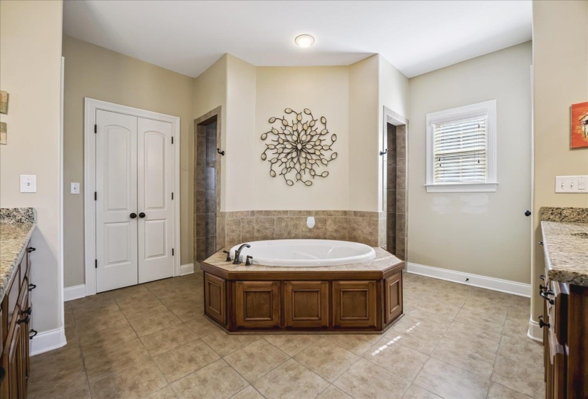9267 CIELO DR, Germantown, Tennessee 38138, 4 Bedrooms Bedrooms, 9 Rooms Rooms,3.1 BathroomsBathrooms,Residential,For Sale,CIELO,10221613