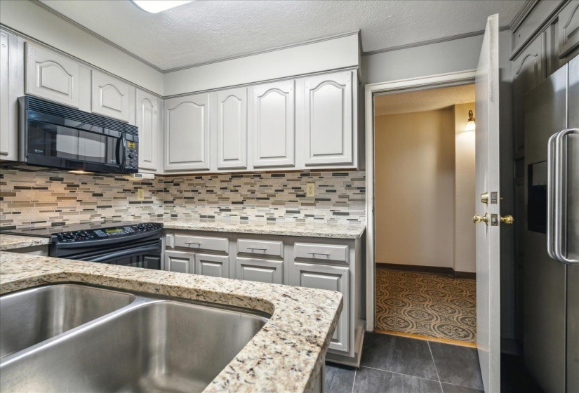 232 HIGHLAND ST, Memphis, Tennessee 38111, 3 Bedrooms Bedrooms, 7 Rooms Rooms,3 BathroomsBathrooms,Residential,For Sale,HIGHLAND,10221622