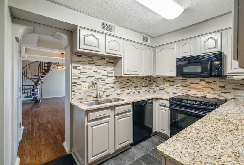 232 HIGHLAND ST, Memphis, Tennessee 38111, 3 Bedrooms Bedrooms, 7 Rooms Rooms,3 BathroomsBathrooms,Residential,For Sale,HIGHLAND,10221622
