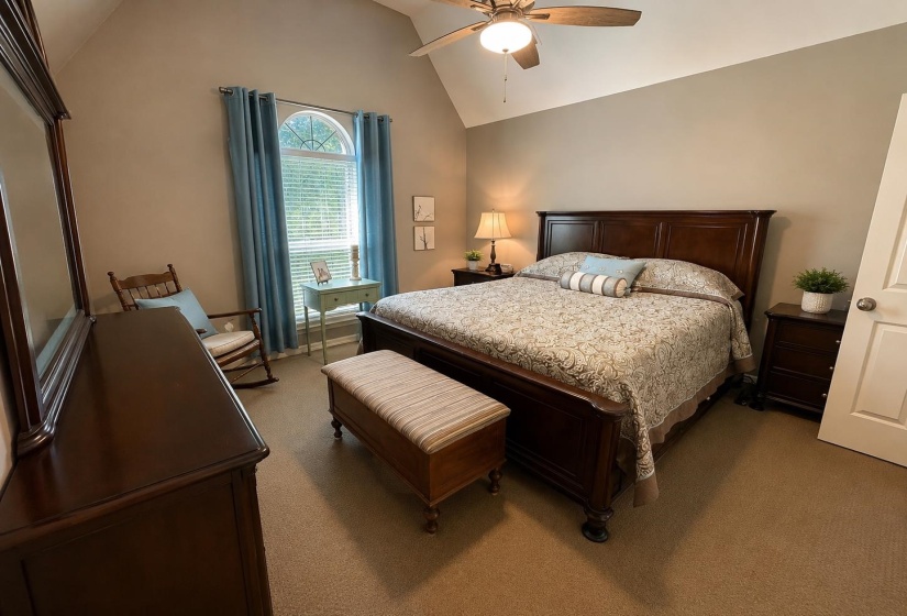 Vaulted ceiling with a ceiling fan and light fixture