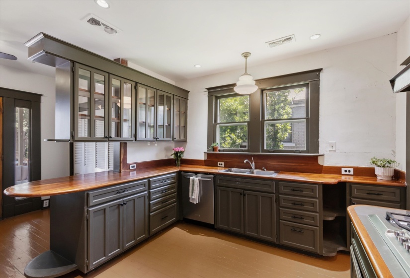 2164 COWDEN AVE, Memphis, Tennessee 38104, 2 Bedrooms Bedrooms, 5 Rooms Rooms,1 BathroomBathrooms,Residential,For Sale,COWDEN,10221679