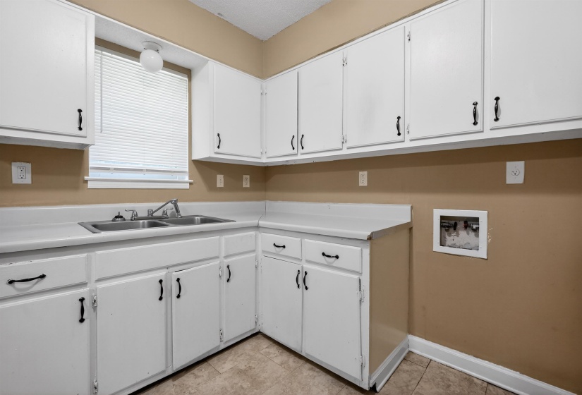 1100 WESTERN PARK DR, Memphis, Tennessee 38109, 3 Bedrooms Bedrooms, 5 Rooms Rooms,1 BathroomBathrooms,Residential,For Sale,WESTERN PARK,10221733