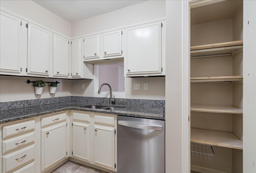 6976 COUNTRY RD, Germantown, Tennessee 38138, 2 Bedroom Bedrooms, 8 Room Rooms,2.1 BathroomBathrooms,Residential,For Sale,COUNTRY,0,10221750