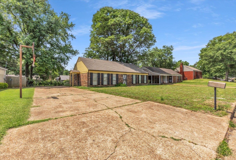 5211 BLUERIDGE DR, Memphis, Tennessee 38134, 4 Bedrooms Bedrooms, 7 Rooms Rooms,2 BathroomsBathrooms,Residential,For Sale,BLUERIDGE,10221778